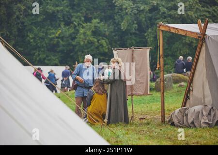 Hojbjerg, Danimarca, 27 luglio 2024: Famiglia a un festival vichingo Foto Stock