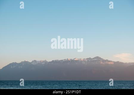Vista delle vette delle Alpi svizzere coperte di neve sul lago di Ginevra, Losanna Foto Stock