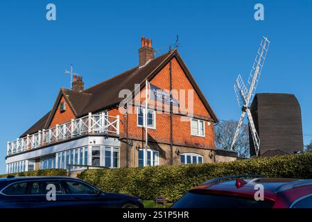 Reigate Heath Windmill vicino al circolo del Reigate Heath Golf Club, Surrey, Inghilterra, Regno Unito, in una giornata invernale soleggiata con cielo azzurro Foto Stock