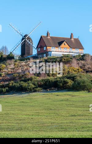 Reigate Heath Windmill vicino al circolo del Reigate Heath Golf Club, Surrey, Inghilterra, Regno Unito, in una giornata invernale soleggiata con cielo azzurro Foto Stock