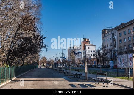 4 gennaio 2024, Novi Sad, Serbia. Atmosfera festosa di Novi Sad, Serbia, mentre le strade della città si animano con allegria natalizia e decorazioni vivaci, Foto Stock