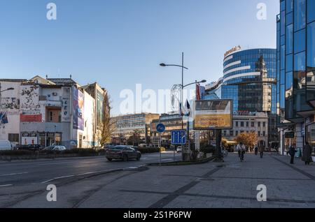 4 gennaio 2024, Novi Sad, Serbia. Atmosfera festosa di Novi Sad, Serbia, mentre le strade della città si animano con allegria natalizia e decorazioni vivaci, Foto Stock