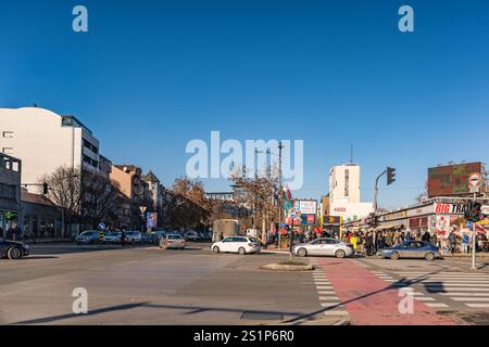 4 gennaio 2024, Novi Sad, Serbia. Atmosfera festosa di Novi Sad, Serbia, mentre le strade della città si animano con allegria natalizia e decorazioni vivaci, Foto Stock