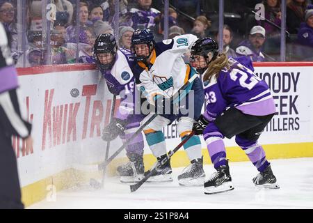 4 gennaio 2025: Il difensore dei Minnesota Frost Maggie Flaherty (19), l'attaccante dei New York Sirens Sarah Fillier (10) e il difensore dei Minnesota Frost Mellissa Channell-Watkins (23) combattono per il puck durante una partita di hockey in PWHL tra i New York Sirens e i Minnesota Frost all'Xcel Energy Center di St. Paul, Minnesota. Steven Garcia-CSM Foto Stock