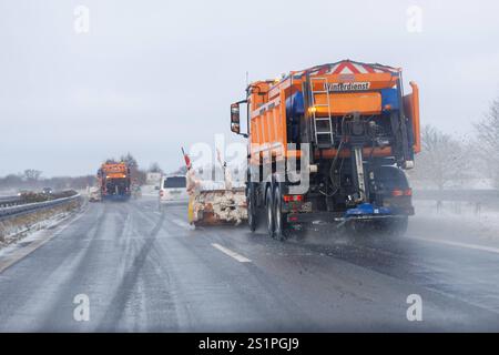 04.01.2025: Auf der Autobahn A20 fährt der Winterdienst mit Streufahrzeugen zwischen Strasburg und Neubrandenburg und versucht beide Fahrstreifen von Schnee und Eis zu befreien Mecklenburg-Vorpommern Deutschland *** 04 01 2025 sull'autostrada A20 tra Strasburgo e Neubrandenburg, il servizio di sgombero stradale invernale sta utilizzando sia i veicoli di Mecklenburg che la neve della Germania Foto Stock