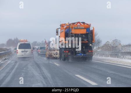 04.01.2025: Auf der Autobahn A20 fährt der Winterdienst mit Streufahrzeugen zwischen Strasburg und Neubrandenburg und versucht beide Fahrstreifen von Schnee und Eis zu befreien Mecklenburg-Vorpommern Deutschland *** 04 01 2025 sull'autostrada A20 tra Strasburgo e Neubrandenburg, il servizio di sgombero stradale invernale sta utilizzando sia i veicoli di Mecklenburg che la neve della Germania Foto Stock