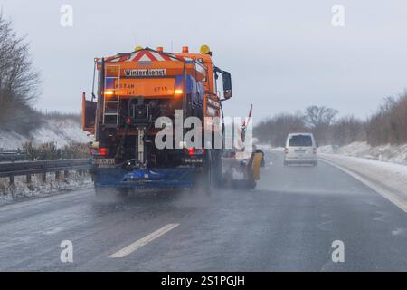 04.01.2025: Auf der Autobahn A20 fährt der Winterdienst mit Streufahrzeugen zwischen Strasburg und Neubrandenburg und versucht beide Fahrstreifen von Schnee und Eis zu befreien Mecklenburg-Vorpommern Deutschland *** 04 01 2025 sull'autostrada A20 tra Strasburgo e Neubrandenburg, il servizio di sgombero stradale invernale sta utilizzando sia i veicoli di Mecklenburg che la neve della Germania Foto Stock