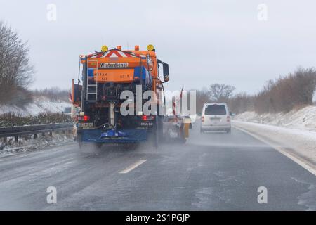 04.01.2025: Auf der Autobahn A20 fährt der Winterdienst mit Streufahrzeugen zwischen Strasburg und Neubrandenburg und versucht beide Fahrstreifen von Schnee und Eis zu befreien Mecklenburg-Vorpommern Deutschland *** 04 01 2025 sull'autostrada A20 tra Strasburgo e Neubrandenburg, il servizio di sgombero stradale invernale sta utilizzando sia i veicoli di Mecklenburg che la neve della Germania Foto Stock