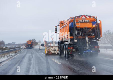 04.01.2025: Auf der Autobahn A20 fährt der Winterdienst mit Streufahrzeugen zwischen Strasburg und Neubrandenburg und versucht beide Fahrstreifen von Schnee und Eis zu befreien Mecklenburg-Vorpommern Deutschland *** 04 01 2025 sull'autostrada A20 tra Strasburgo e Neubrandenburg, il servizio di sgombero stradale invernale sta utilizzando sia i veicoli di Mecklenburg che la neve della Germania Foto Stock