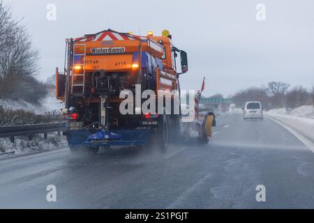 04.01.2025: Auf der Autobahn A20 fährt der Winterdienst mit Streufahrzeugen zwischen Strasburg und Neubrandenburg und versucht beide Fahrstreifen von Schnee und Eis zu befreien Mecklenburg-Vorpommern Deutschland *** 04 01 2025 sull'autostrada A20 tra Strasburgo e Neubrandenburg, il servizio di sgombero stradale invernale sta utilizzando sia i veicoli di Mecklenburg che la neve della Germania Foto Stock