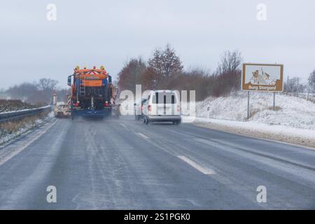 04.01.2025: Auf der Autobahn A20 fährt der Winterdienst mit Streufahrzeugen zwischen Strasburg und Neubrandenburg und versucht beide Fahrstreifen von Schnee und Eis zu befreien Mecklenburg-Vorpommern Deutschland *** 04 01 2025 sull'autostrada A20 tra Strasburgo e Neubrandenburg, il servizio di sgombero stradale invernale sta utilizzando sia i veicoli di Mecklenburg che la neve della Germania Foto Stock