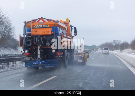 04.01.2025: Auf der Autobahn A20 fährt der Winterdienst mit Streufahrzeugen zwischen Strasburg und Neubrandenburg und versucht beide Fahrstreifen von Schnee und Eis zu befreien Mecklenburg-Vorpommern Deutschland *** 04 01 2025 sull'autostrada A20 tra Strasburgo e Neubrandenburg, il servizio di sgombero stradale invernale sta utilizzando sia i veicoli di Mecklenburg che la neve della Germania Foto Stock