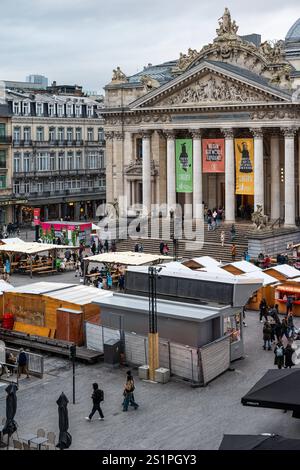 Vista dall'alto sulla vecchia borsa e sul mercato di Natale nella città vecchia di Bruxelles, Belgio, 3 GENNAIO 2025 Foto Stock