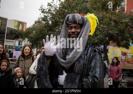 Re Balthazar ha visto durante la sua visita al quartiere Lavapies. Re Balthazar, in qualità di rappresentante dei tre saggi orientali, ha visitato i bambini del quartiere multiculturale delle Lavapies di Madrid prima della grande processione di re che, come ogni anno, passerà per le strade principali del centro di Madrid domani 5 gennaio. Foto Stock