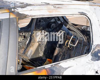 Un primo piano di un abitacolo bruciato nel quartiere Vauban di Strasburgo, che mostra ingenti danni da incendio, probabilmente a partire dalla celebrazione del nuovo anno 2024-2025 Foto Stock