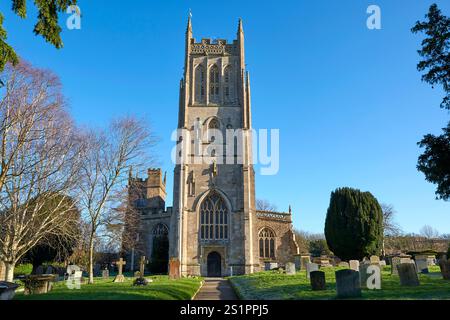 La storica chiesa di St Mary, Bruton, Somerset, Inghilterra, con torre del XV secolo Foto Stock