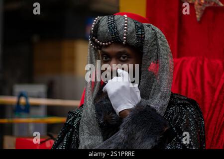 Madrid, Spagna. 4 gennaio 2025. Re Balthazar ha visto durante la sua visita al quartiere Lavapies. Re Balthazar, in qualità di rappresentante dei tre saggi orientali, ha visitato i bambini del quartiere multiculturale delle Lavapies di Madrid prima della grande processione di re che, come ogni anno, passerà per le strade principali del centro di Madrid domani 5 gennaio. (Foto di David Canales/SOPA Images/Sipa USA) credito: SIPA USA/Alamy Live News Foto Stock