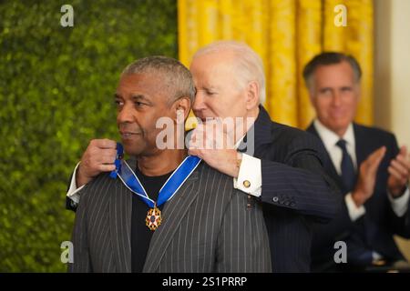 Washington, District of Columbia, USA. 4 gennaio 2025. Il presidente Joe Biden presenta la Medal of Freedom a Denzel Washington, attore vincitore di un Oscar. La Presidential Medal of Freedom è la più alta onorificenza civile della nazione ed è stata assegnata a 19 persone il 4 gennaio 2025. Crediti: Andrew Leyden/ZUMA Press Wire/ZUMA Wire/Alamy Live News Foto Stock