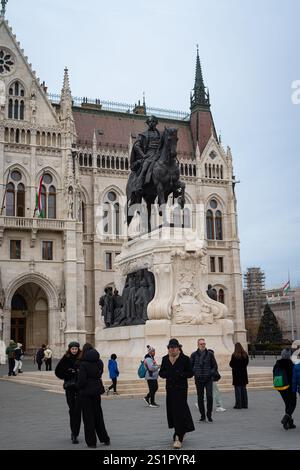 Statua del conte Gyula Andrássy in piazza Kossuth Lajos con sullo sfondo l'edificio del parlamento ungherese. Budapest, Ungheria. Foto Stock
