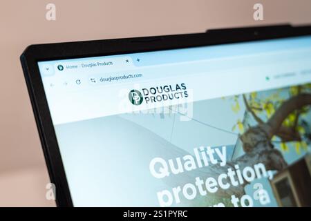 New York, USA - 01 gennaio 2025: Sito Web ufficiale dei prodotti Douglas visualizzato sullo schermo di un laptop, che mostra la gestione degli animali nocivi e l'agricoltura Foto Stock