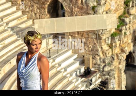 Elegante donna in abito bianco all'Anfiteatro di pietra Antica, Acropoli, Atene, Grecia Foto Stock