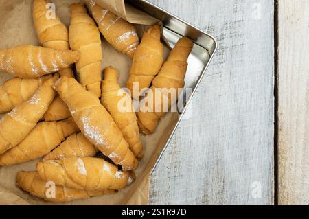 Croissant freschi con formaggio. pasticceria francese tradizionale fatta in casa a colazione. Croissant dolce al forno. Colazione deliziosa con croissant appena sfornati Foto Stock