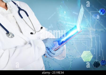 Tecnologia medica. Medico che usa la compressa, primo piano. Schema con icone diverse Foto Stock