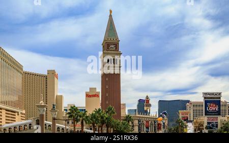 Las Vegas, Nevada, USA - 24 ottobre 2021: Skyline sopra la Strip con hotel e casinò di lusso, The Venetian, Mirage, Cesar's Palace e Harrah's. Foto Stock