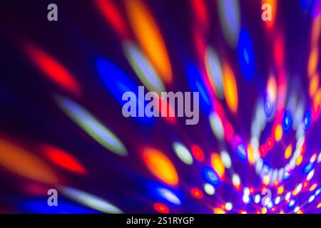 Effetti di luce sulla parete generati dalla rotazione della sfera da discoteca Foto Stock
