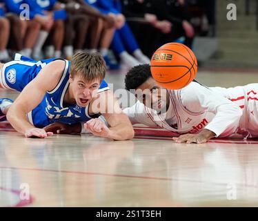 Houston, Texas, Stati Uniti. 4 gennaio 2025. La guardia della BYU DALLIN HALL (30) e la guardia di Houston MYLIK WILSON (8) raggiungono un pallone libero durante una partita di basket al college tra gli Houston Cougars e i BYU Cougars il 4 gennaio 2025 a Houston, Texas. Houston ha vinto, 86-55. (Credit Image: © Scott Coleman/ZUMA Press Wire) SOLO PER USO EDITORIALE! Non per USO commerciale! Foto Stock
