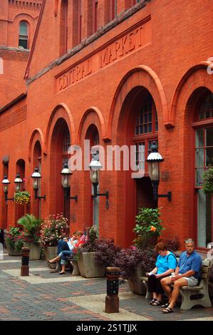 La gente si trova fuori dallo storico Central Market, un negozio di agricoltori e artigiani a Lancaster, Pennsylvania Foto Stock