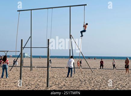 Santa Monica, spiaggia, gente, corda, arrampicata, ginnastica, Muscle Beach, Los Angeles, California, Stati Uniti Foto Stock