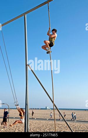 Uomo che sale su una corda a Muscle Beach, Santa Monica, People, Los Angeles, California, STATI UNITI Foto Stock