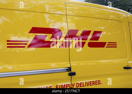 WETZLAR, Germania - 2021-10-01: Logo DHL su un camion DHL giallo. DHL è di proprietà del servizio postale tedesco Deutsche Post Foto Stock