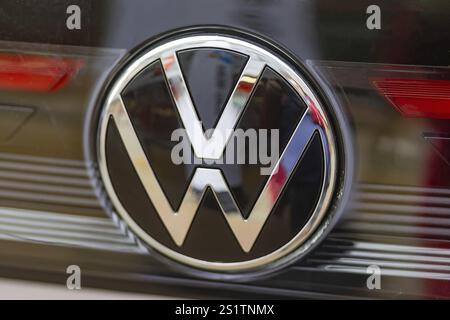 WETZLAR, Germania 2022-04-23: Logo VW. Volkswagen è una casa automobilistica tedesca, la più grande casa automobilistica tedesca e la terza più grande casa automobilistica Foto Stock