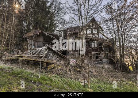 Vista esterna di una fattoria di 300 anni che è stata disabitata per decenni e da allora è stata demolita, Kriens, Lucerna, Svizzera, Europa Foto Stock