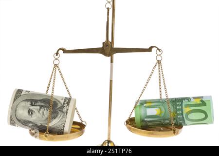 Banconote e dollari in euro su scala su sfondo bianco Austria Foto Stock