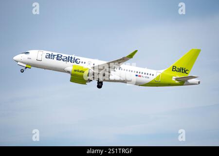 AirBaltic Airbus A220-300 (reg. YL-CSA) dopo il decollo dall'aeroporto Chopin di Varsavia Foto Stock