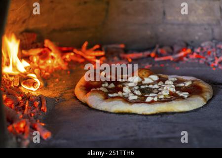 Pizza italiana originale dal forno a legna Foto Stock