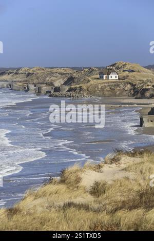 Vista dalle dune alla spiaggia con i bunker caduti della Wehrmacht tedesca e la casa con tetto di paglia, Lokken, il comune di Hjorring, North Jutland Nort Foto Stock