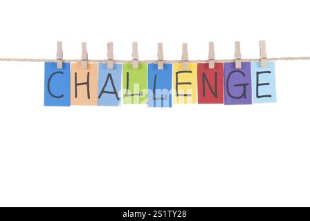 La sfida di ortografia delle lettere colorate è appesa a una riga con clothespin Foto Stock