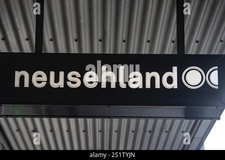 WETZLAR, GERMANIA 2022-04-23: LOGO NEUSEELAND. Negozio Fielmann. NEUSEHLAND è la più grande catena ottica d'Europa Foto Stock