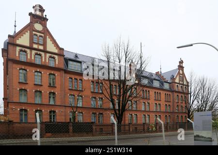 Ex caserma del reggimento granatieri della Guardia Regina Augusta n. 4 a Columbiadamm di fronte all'ex aeroporto Tempelhof di Berlino, targa commemorativa Foto Stock