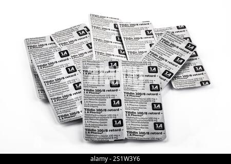 WETZLAR, Germania 2022-04-21: Vesciche di ANTIDOLORIFICO TILIDIN. La ilidina è un farmaco antidolorifico del gruppo degli oppioidi Foto Stock