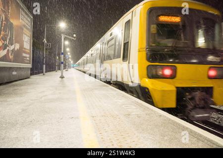 Londra, Greenwich, Regno Unito. 4 gennaio 2025. Meteo nel Regno Unito: La prima neve ha colpito Londra questo fine settimana, dove sembra che il servizio ferroviario sud-orientale abbia funzionato normalmente, nel sud-est dell'Inghilterra. Credito: Glosszoom/Alamy Live News Foto Stock