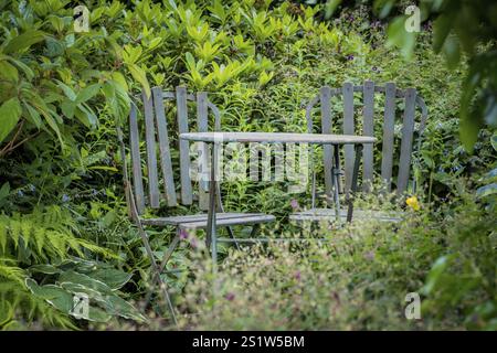 Decorazione del Summergarden con tavolo e sedie una bella decorazione in un angolo intimo. Decorazione del SummerGarden con tavolo e sedie Foto Stock