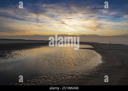 Tramonto sulla spiaggia nord di Borkum con un bel cielo Foto Stock