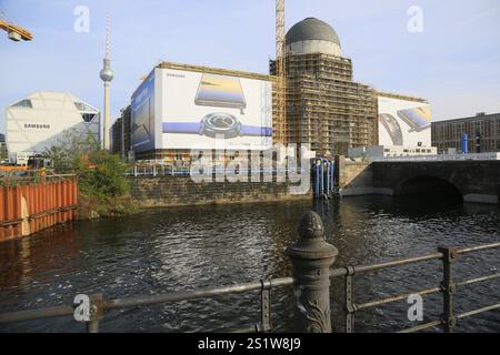 Canale di Sprea e facciata ovest del Palazzo di Berlino, Humboltforum in ricostruzione, quartiere Mitte, Berlino, Germania, Europa Foto Stock