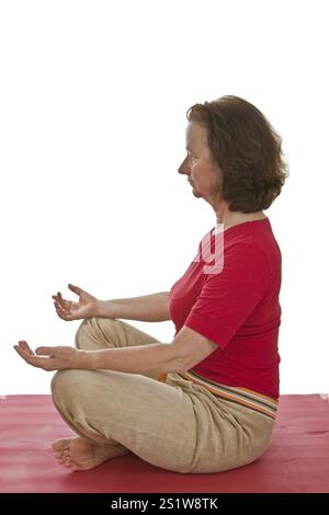 Donna che fa esercizi di yoga su uno sfondo chiaro Foto Stock