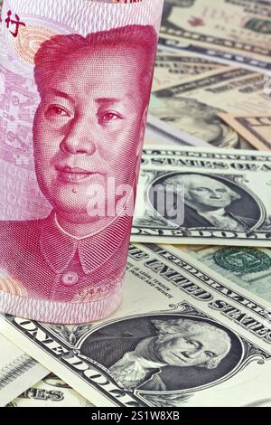 Banconote in valuta cinese Yuan e Dollaro americano Austria Foto Stock
